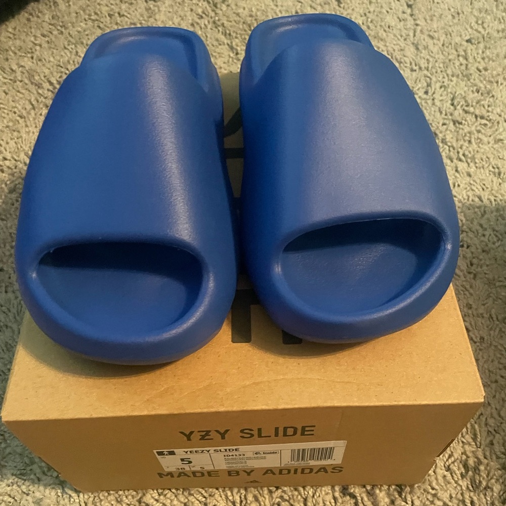 NIB Yeezy Slides in blue